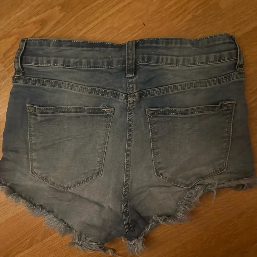 KanCan High Rise Cut Off Jean Shorts. Size 7/27 - Picture 6 of 7
